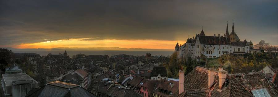 1200px-panorama_neuchatel_et_le_chateau_au_lever_du_soleil.jpg